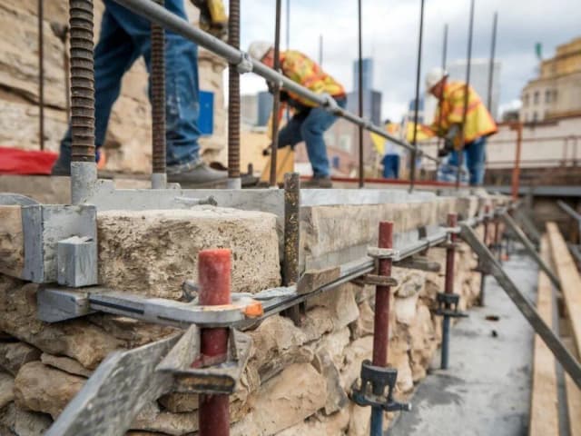 Jak zabezpieczyć fundamenty przed wilgocią i uniknąć kosztownych napraw Jak zabezpieczyć fundamenty przed wilgocią i uniknąć kosztownych napraw