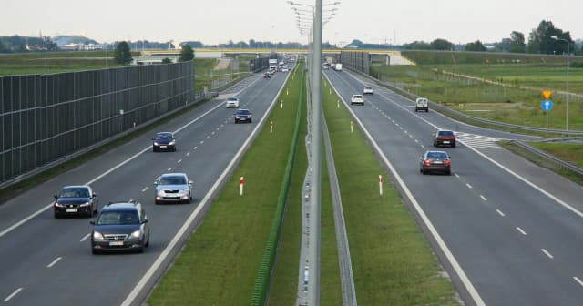 Czy w terenie zabudowanym można wyprzedzać? Oto zasady i wyjątki Czy w terenie zabudowanym można wyprzedzać? Oto zasady i wyjątki