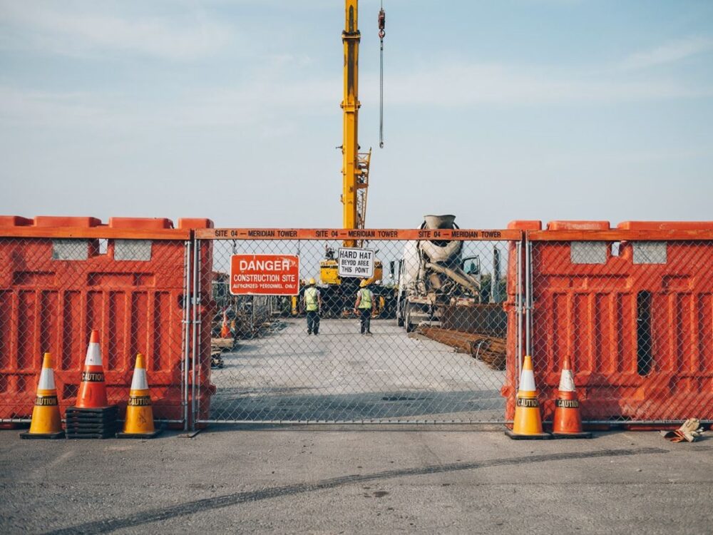 prace budowlane za ogrodzeniem tymczasowym